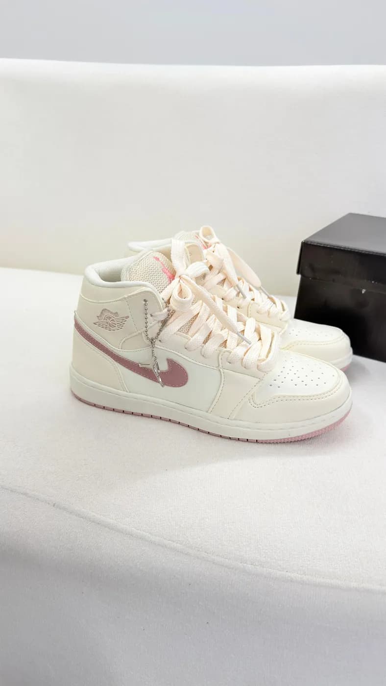 Air Jordan Botinha Creme e Rosa