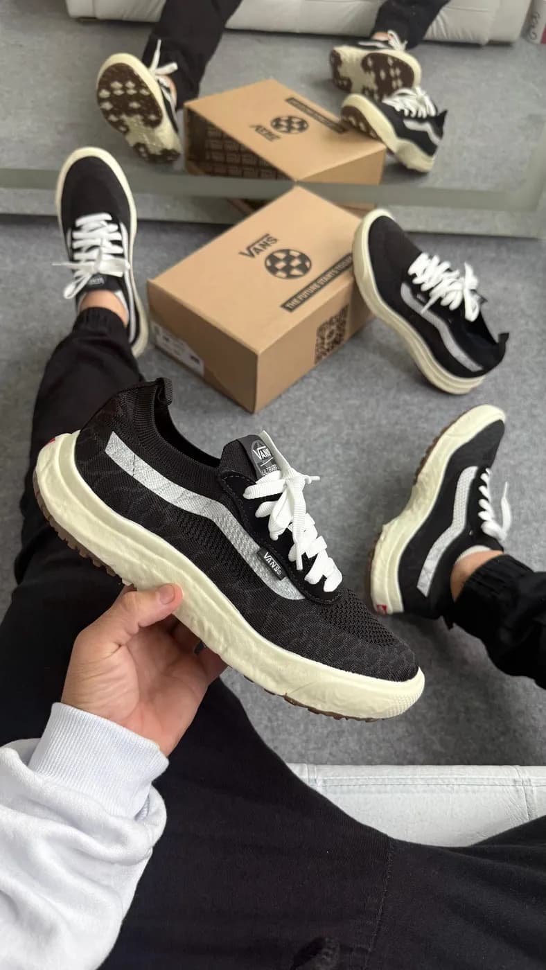 Vans Preto e Creme